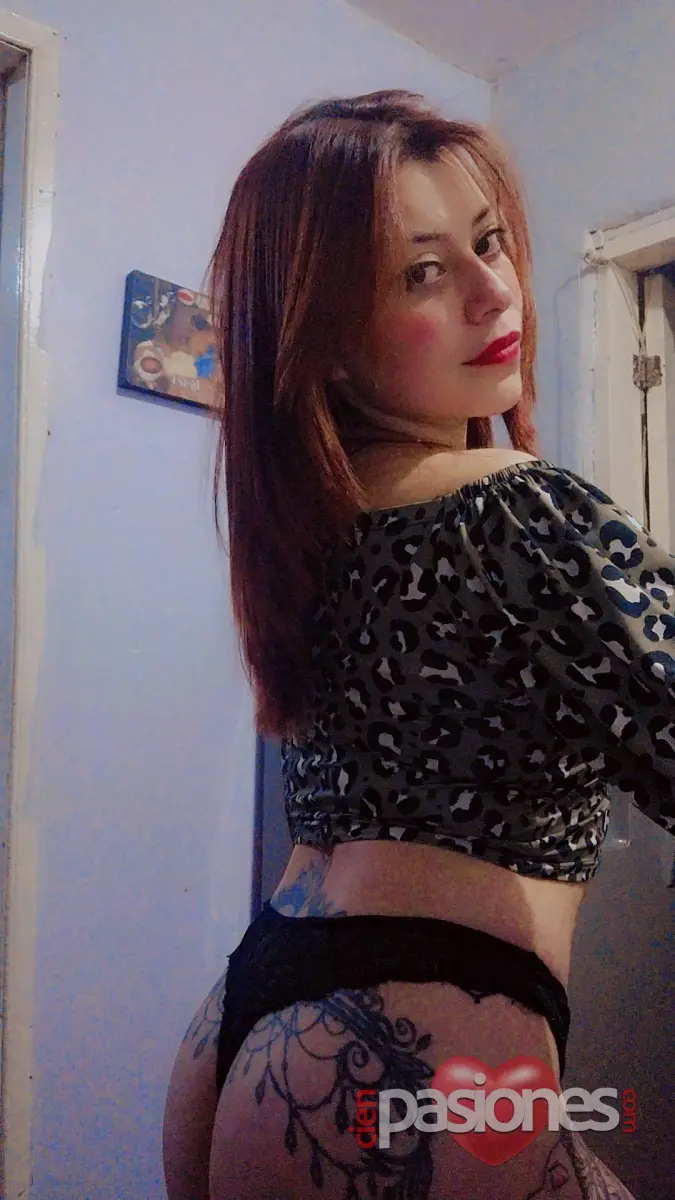 “Cabello de fuego, piel tatuada y esencia colombiana… una combinación peligrosa para quien se atreva a descubrirme.” 💋